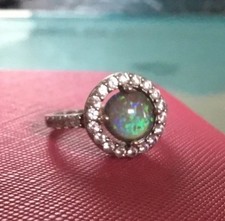 Opal umgeben von Zirkon