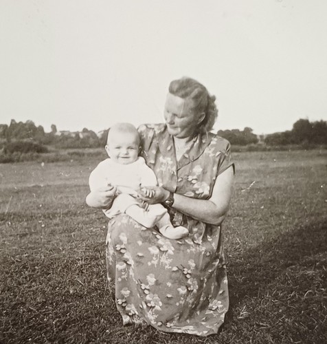 Mutter kniet 1957 glücklich
