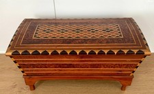 Antike handgefertigte Intarsien-Schmuckschatulle aus Massivholz mit Einlegearbei