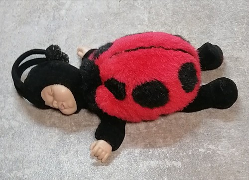Süße gebrauchte baby puppe - süße, baby-puppe