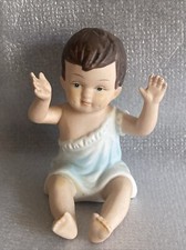 Süße Figur - Sitzendes Kind aus Keramik / Porzellan o.a. (?)