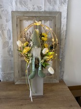 Gesteck auf einem Holzsockel