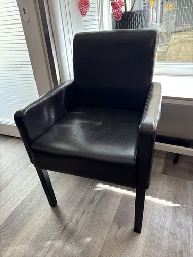 Schwarze lederstühle mit - schwarze,