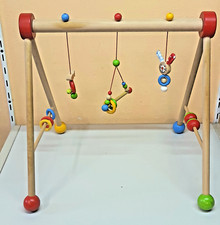 Schönes Spieltrapez Spielbogen Holz bunt zum entdecken, lernen greifen, fühlen