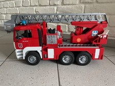BRUDER MAN FEUERWEHR Drehleiter+Wasserpumpe Licht+Sound Modul 02771 fast wie neu