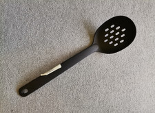 Servierlöffel gelocht aus