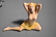 Figur weiblicher Akt sitzend