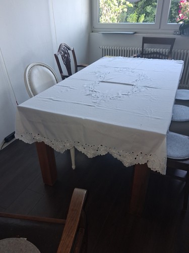 Weiße tischdecke mit schöner - weiße,