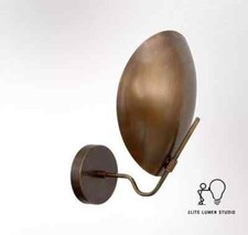 Mid Century Stil Wandleuchte neben Wandleuchter, Nussbaum Messing Wandleuchter