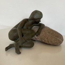 KURT MOSER  nacktes junges Mädchen auf Stein Bronze Skulptur , Akt  6kg schwer
