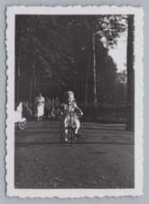 Mädchen auf Dreirad - altes