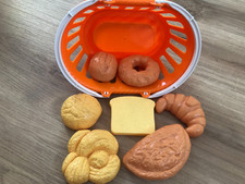 Brotkorb aus Plastik für Kinderküche mit vielen Brotsorten 