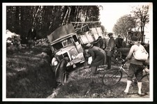 Fotografie Lastwagen-Unfall, LKW Horch Diesel im Strassengraben, Raupenschleppe 