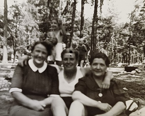 Drei frauen sitzen lachend - frauen, mit