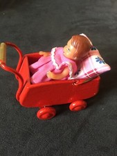 Puppenwagen mit Puppe für