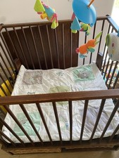 Hochwertiger Laufstall aus Holz – mit Zubehör – in sehr gutem Zustand!