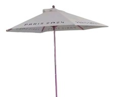 Sonnenschirm der Olympischen Spiele in Paris 2024 in Weiß und Pink