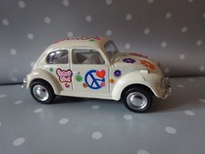 VW Käfer Oldtimer weiss mit Flower Power Modelauto ca.6,5cm 1:64 Rückzugmotor