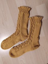 senfgelbe handgestrickte  Sofa