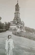 Schöne junge Frau steht im Sommermantel vor Niederwalddenkmal Rüdesheim Foto