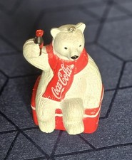 Weihnachtskugel / Christbaumschmuck Eisbär mit Coca-Cola-Flasche und Schal