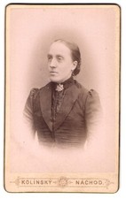 Fotografie Kolinsky, Nachod, Dame in schwarzem Oberteil mit eingeschnürter Tail 