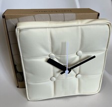 Barcelonatime Barcelona Stuhl Kissen Batterie Wanduhr Luft 2002 von Semk Design