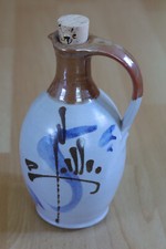 Brauner und blauer Keramikkrug