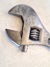 a) altes Werkzeug, Schlüssel