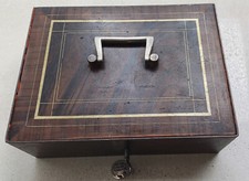 Antik Tresor Alte Geldkassette mit Schlüssel Geldtresor Stahl Holz-Maserung RAR