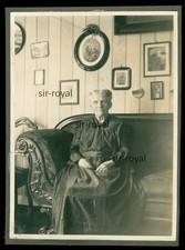 Grossmutter sitzt auf Jugendstil Sofa vor alten Fotos um 1930 - Foto 9x12cm