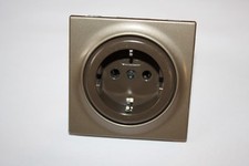 Gira TRIAS Facet / Forum / Gala Steckdose in braun metallic