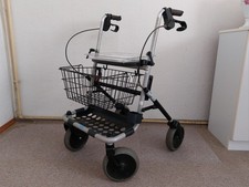 Invacare Rollator Banjo P452 Gehhilfe mit Zubehör