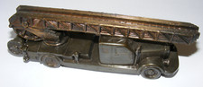 Briefbeschwerer Feuerwehr Mercedes Langhauber Leiterwagen Metall brüniert ?