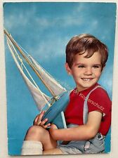 AK alt Motiv Kinder Kind um 1940 Junge Spielzeug Segelboot