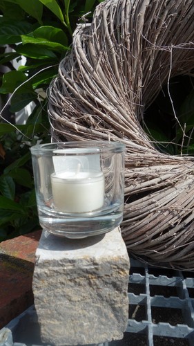Windlicht glas auf steinsockel - auf,