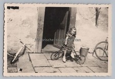 Mädchen mit Dreirad Roller & Fahrrad vor Hauswand 1953 - Altes Foto