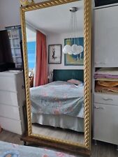 großer Schlafzimmer-Spiegel mit Gold-Umrandung auf Rollwagen