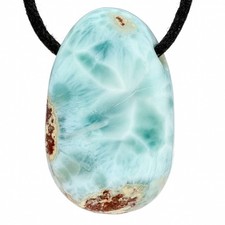 Larimar mit Einschlüssen