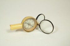 Alter Kompass mit 2 Lupen und