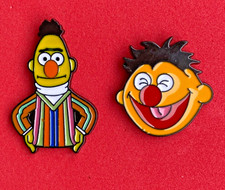 2 x Pin, Badge, Anstecker