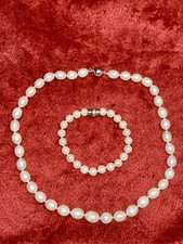 Wunderschöne Und Echte Akoya-Perlenkette im Set mit einem Akoya-Perlenarmband.  