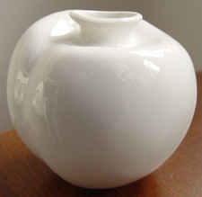°°° ARZBERG VASE KLEIN PORZELLAN WEISS DESIGN: W.BÜNCK  APFEL D = 8 CM °°°
