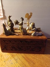 Ich biete diese 8 Messing Figuren in einen Holzkasten zum Verkauf an .