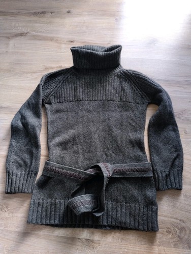 Rollkragenpullover gegürtelt