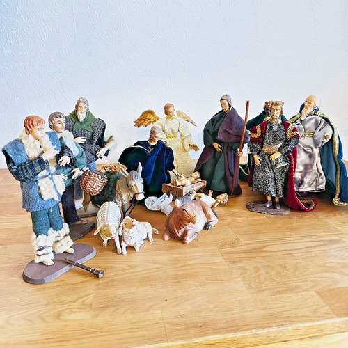 Satz krippenfiguren bekleidet - krippenfiguren,