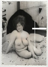 12x9cm Orig. Baryt Foto 1960er Frau mollig Akt nackt Erotik auf Bett - J/Q