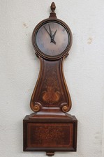 Elegante Wanduhr aus Holz im Banjo-Stil mit floralen Verzierungen