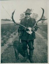 Photo Hunter, Standing