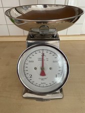 analoge Küchenwaage der Marke Leopold Gloria-Retrolook